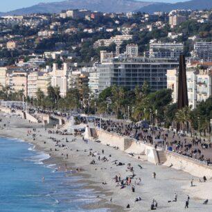 Promenáda v Nice se táhne 8 kilometrů kolem oblázkových pláží