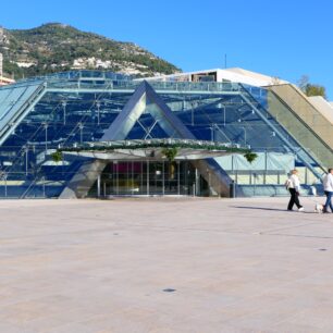 Skleněná pyramida skrývá kongresové Forum Grimaldi