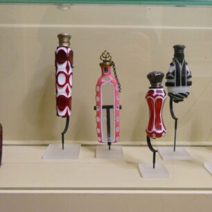 V Mezinárodním muzeu parfémů je také české sklo