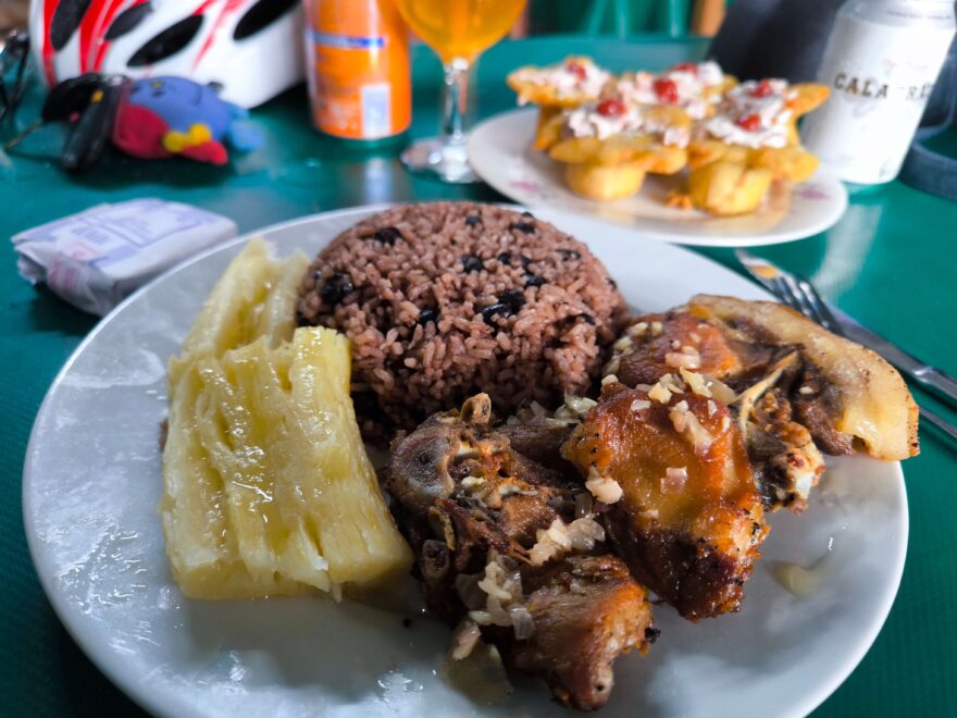 Jídlo v restauraci – prasátko, rýže s černámi fazolemi, yuka (něco ve smyslu brambor) a v pozadí jakési košíčky ze zeleninového banánu s náplní z majonézy a šunky