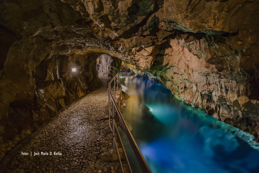 Chodník u jezera Gruta de las Maravillas v Araceně, Huelva Foto: José María D. Barba.