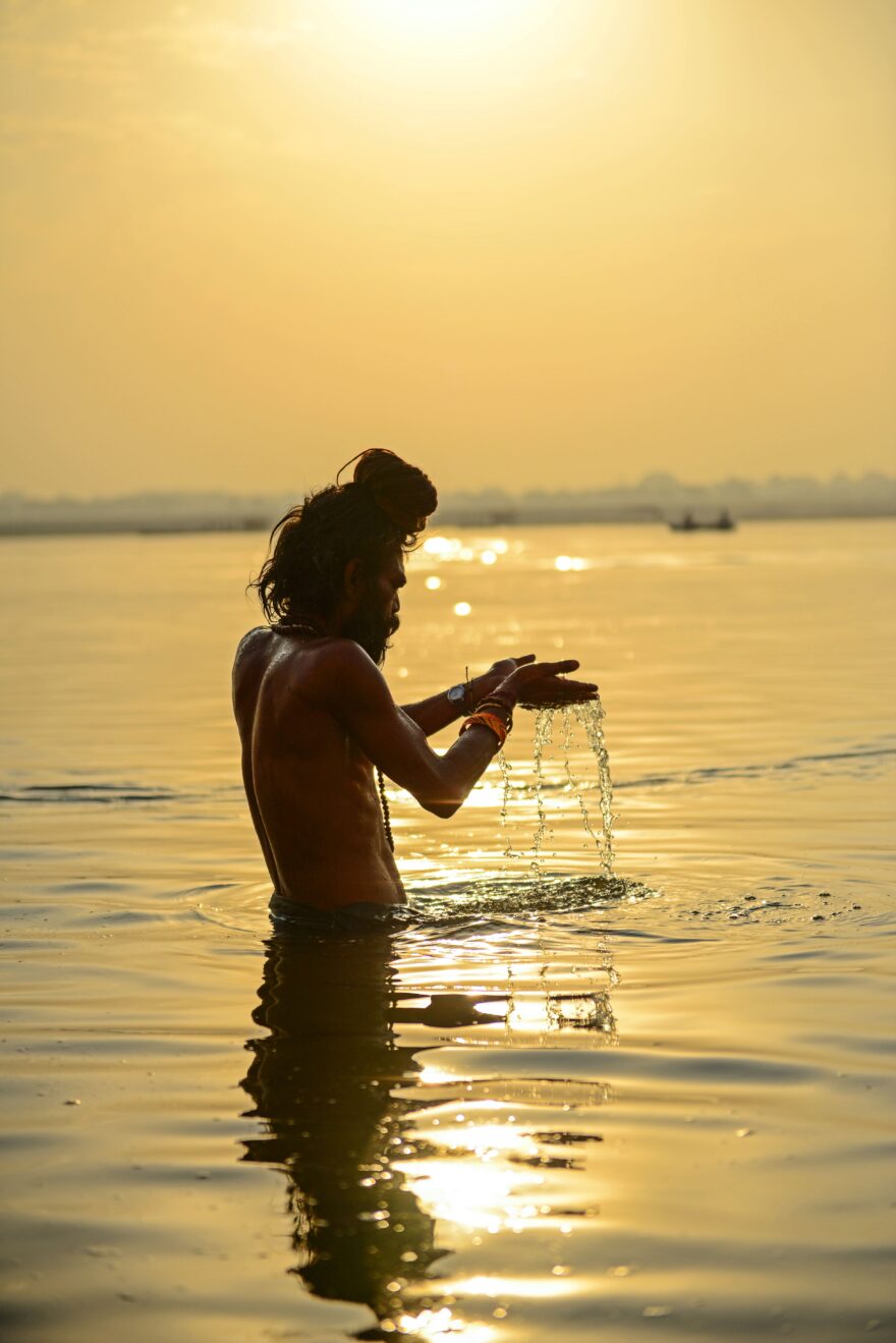 Sadhu ze sekty „naga“, která je jednou z nejradikálnějších v nárocích na dodržování asketického způsobu života, provádí ranní očistnou koupel v posvátné Ganze. „Sunrise puja“ je posvátný očistný rituál, jehož smyslem je očista těla i duše a zklidnění.
