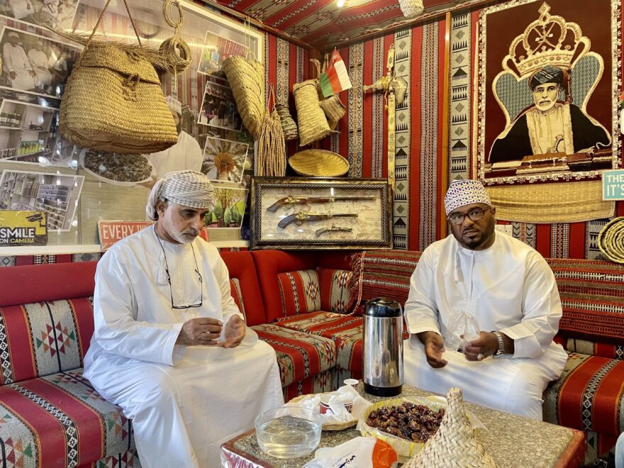 Omán by se dal popsat jen pár slovy: kadidlo, růžová voda a káva s  kardamonem.