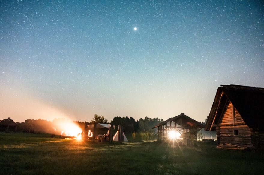 Oheň pod hvězdným nebem na X-Challenge Fesťáku, který je každoročním zakončením Letní X-Challenge