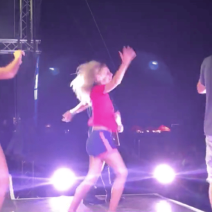 Výzva "dostaň se na pódium hudebního festivalu jako zvaný host" - v tomhle případě po stopnutí Tomáše Kluse s kapelou