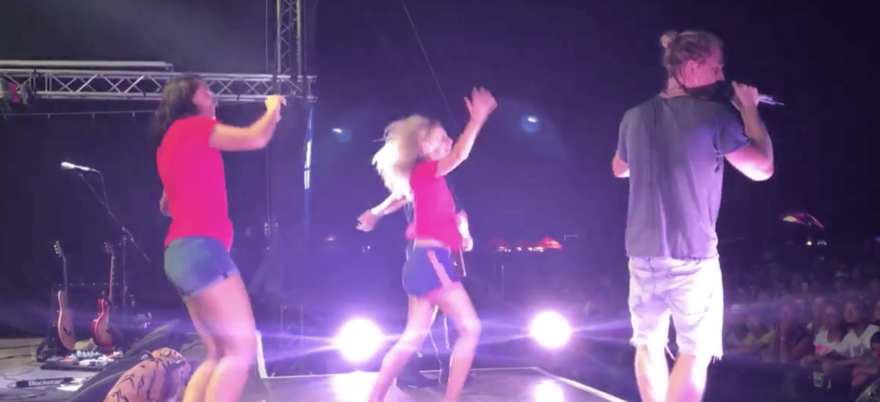 Výzva "dostaň se na pódium hudebního festivalu jako zvaný host" - v tomhle případě po stopnutí Tomáše Kluse s kapelou