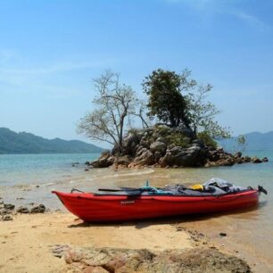 Krátká zastávka na maličké pláži – opravdu krátká, během pár minut ji příliv skryl pod hladinou.