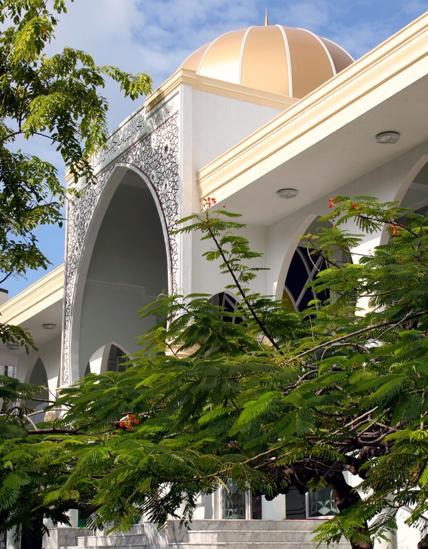 Náboženství na Maledivách – božstvo Slunce, buddhismus a rigorózní islám