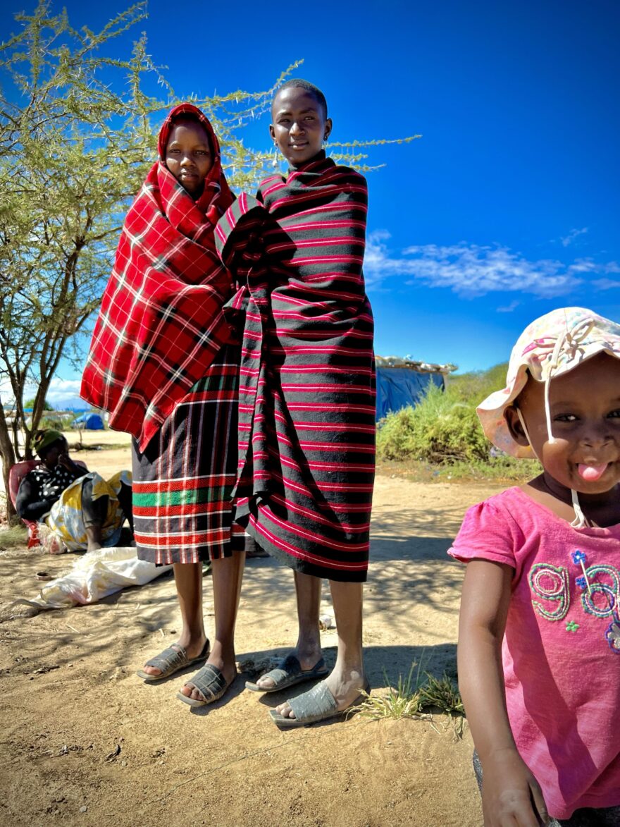 Masajské ségry na břehu jezera Eyasi. Každý se tady živí rybolovem. Bohužel jezero je tak mělké, že po dešti, nebo po pár dnech sucha se může “břeh” jezera přemístit až o dva kilometry. Takže je celá vesnice a všechny její obydlí stále v pohybu.