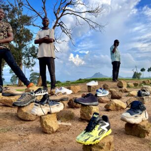 “Kamenný” obchod s obuví. Obyčejně jsou všechny boty v Africe na prodej jenom jako 2nd hand. Tydle vypadaly celkem dobře. I jsem si jednu vybral. Ale pan prodavač mi k ní nedokázal najít tu druhou. Takže ke smlouvání ani nedošlo.