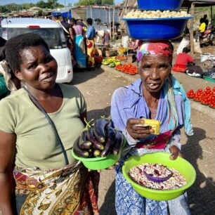 Dnešní večeře - lilky s kuřecím masem a kostmi (jsme příliš daleko od jezera na to, aby se dala sehnat ryba). Nikdy jsem nebyl velkým fanouškem fazolí, ale paní to moooc sluší!