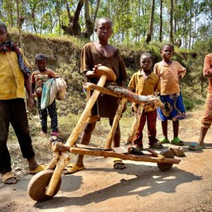 V celé koloběžce byli pouze 2 hřebíky, co sloužili vlastně jenom na parádu. Nic pohromadě nedrželi. Všechno ze dřeva, místy svázáno motouzem