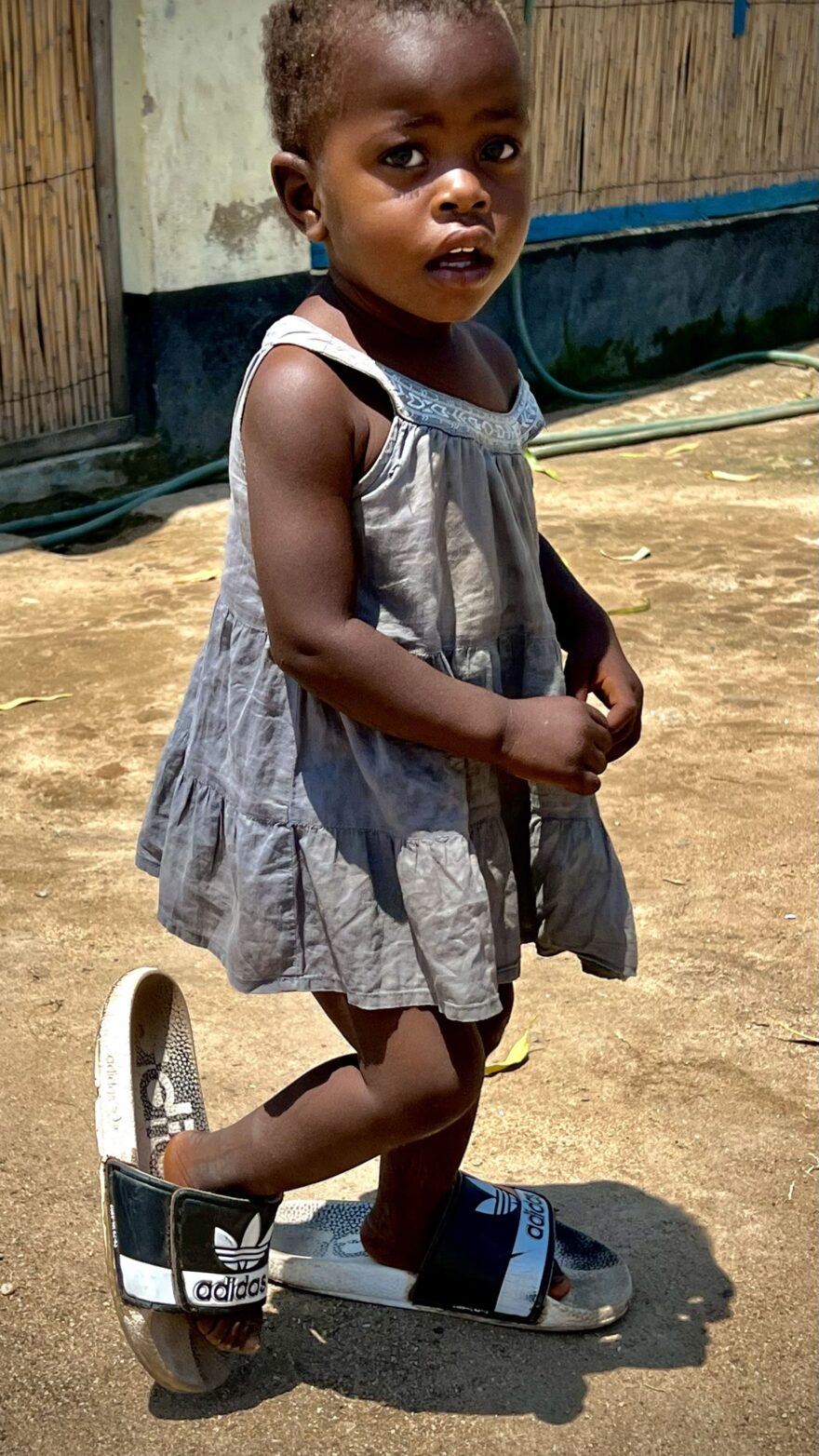 "Ahoj Mzungu (= bílý mužíku). Vítej v moji vesnici.”