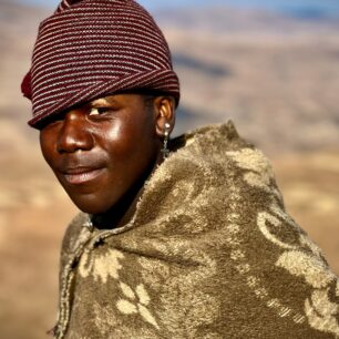 Jeden z místních pastevců v tradiční Basotho dece. První deka byla darována králi “Moshoeshoe prvnímu” brity na konci 19. století. Velmi rychle si tyto přikrývky získaly oblibu v celém regionu Lesotha. Nosí se každý den, v létě i v zimě, různé vzory, jak pro práci tak i na ty nejslavnostnější příležitosti.