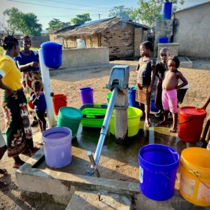 Přinášení vody v Africe je vždy práce žen a dětí. Vodovod na vesnicích neexistuje. Abych přeskočil frontu, vždy nabídnu pumpování. Tentokrát jsem si zapomněl navlíknout moje cyklistický rukavice. O 45 minut později jsem skončil s puchýřem na obou rukách