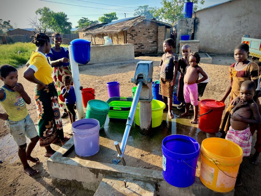 Přinášení vody v Africe je vždy práce žen a dětí. Vodovod na vesnicích neexistuje. Abych přeskočil frontu, vždy nabídnu pumpování. Tentokrát jsem si zapomněl navlíknout moje cyklistický rukavice. O 45 minut později jsem skončil s puchýřem na obou rukách
