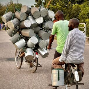 Kolo je v mnoha zemích Afriky ten nejdůležitější dopravní prostředek. Dopravují se na kolech nejenom lidé, ale především “zboží”.