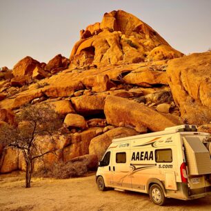 Tohle je kempovací místo, které jsem si vybral z asi 6 x 4,5 kilometrů celé Spitzkoppe. Maluch - můj obytňák, má zaparkováno vlevo dole. Pod útesem nade mnou to vypadalo jako to správné místo na toulání v posledním světle dne, kdy slunce bylo už chvíli pod obzorem.