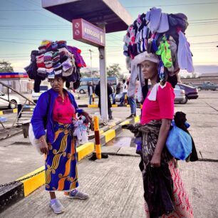 Líbí se mi ta dáma v popředí... Ponožky v sandálech? Nebude to jenom Československá móda. Když už něco prodáváš je potřeba holt propagovat svůj produkt! V Africe samozřejmě ponožky nikdo nenosí. Ani v sandálech, ani jinak. Není jednoduché to zboží prodat. Ale také to znamená, že nemáte velkou konkurenci.