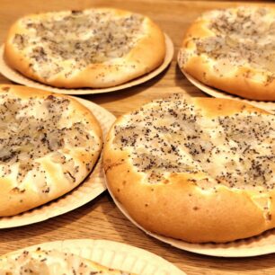 Cebularz - místní pochoutka v Lublinu. Foto: Ladi Tichá