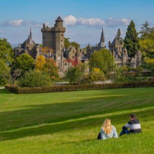 Kassel, Pár se dívá na hrad Löwenburg