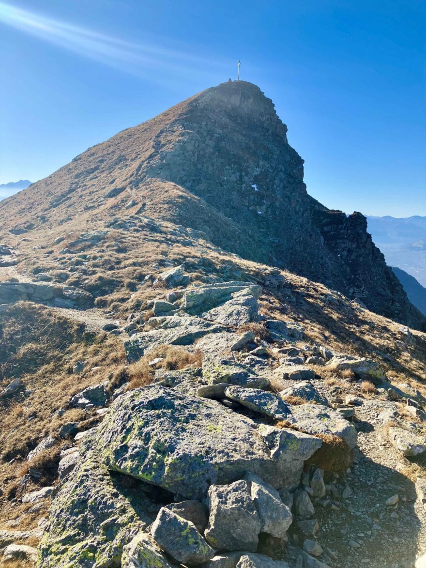 Výhled na vrcholový kříž hory Hochwart