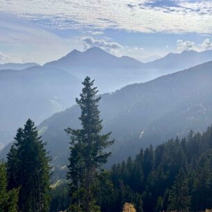 Zalesněné vrcholky hor v okolí našich výletů