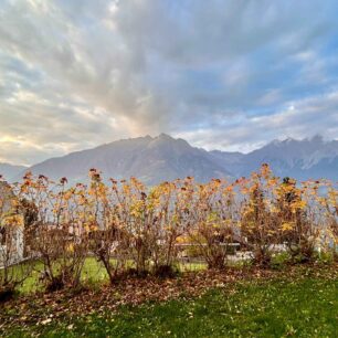 Výhled z našeho apartmánu na horský kostel