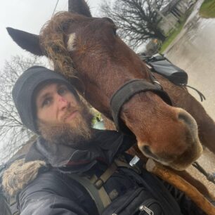 Jednou z velkých výhod je, že kůň může nést část vybavení. Díky tomu si můžu dovolit větší a pohodlnější stan, ve kterém mám dost místa na všechny věci.