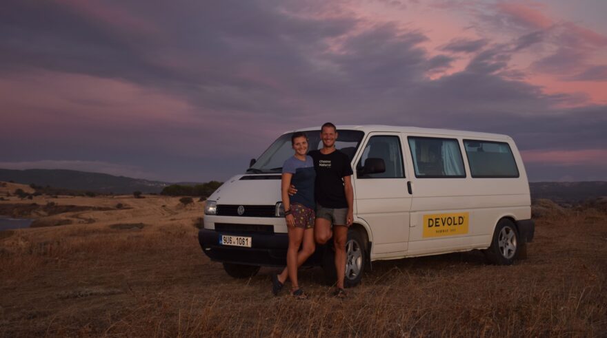 JINDRA A DANIEL alias TravelBeat: o životě ve vanu a kavkazských serpentinách