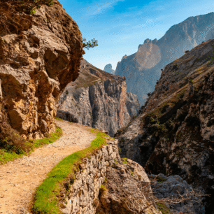 Ruta de las Cares vede dramatickým kaňonem mezi vesnicemi Caín a Poncebos.