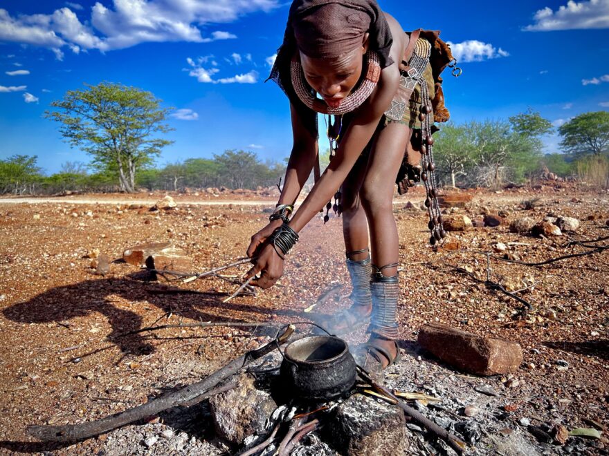 Rozděláváme oheň na čínské nudle, co jsem našel v autě (asi 6 balení). Nedokázal jsem jim vysvětlit, aby si něco nechali na potom. Žije se v momentu. Taková je už africká mentalita. Je co jíst, tak vaříme! Hlad je pořád