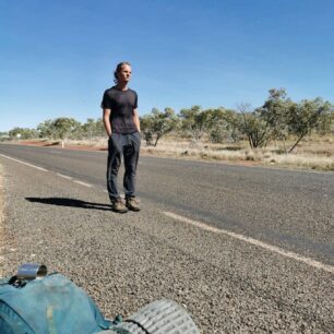 Hodně dlouhá přestávka u silnice a čekání na odvoz uprostřed Australské pouště