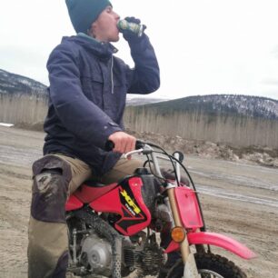 Jízda na motorce po několika pivech a bez papíru.