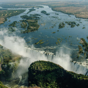 Viktoriiny vodopády Kraj hřmících vod, slonů a travnatých savan