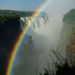 Viktoriiny vodopády Kraj hřmících vod, slonů a travnatých savan