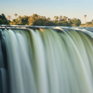 Viktoriiny vodopády Kraj hřmících vod, slonů a travnatých savan