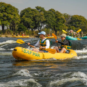 Viktoriiny vodopády Kraj hřmících vod, slonů a travnatých savan