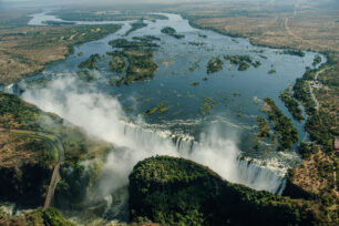 Viktoriiny vodopády Kraj hřmících vod, slonů a travnatých savan