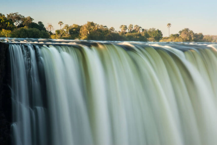 Viktoriiny vodopády Kraj hřmících vod, slonů a travnatých savan
