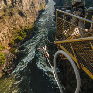 Viktoriiny vodopády Kraj hřmících vod, slonů a travnatých savan