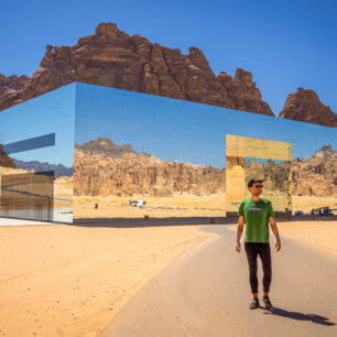 Největší zrcadlová stavba světa se nachází v poušti Saudské Arábie na kraji městečka Al Ula.