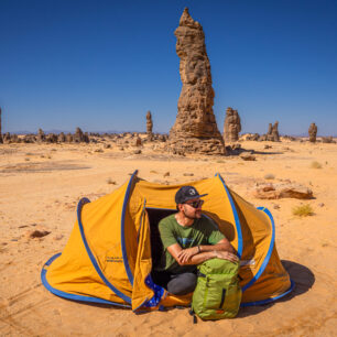 Camping v poušti Saudské Arábie. Zde si připadáte jako na Marsu.