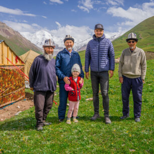 Když se touláte horami Kyrgyzstánu potkáte v každém údolí milé domorodce.