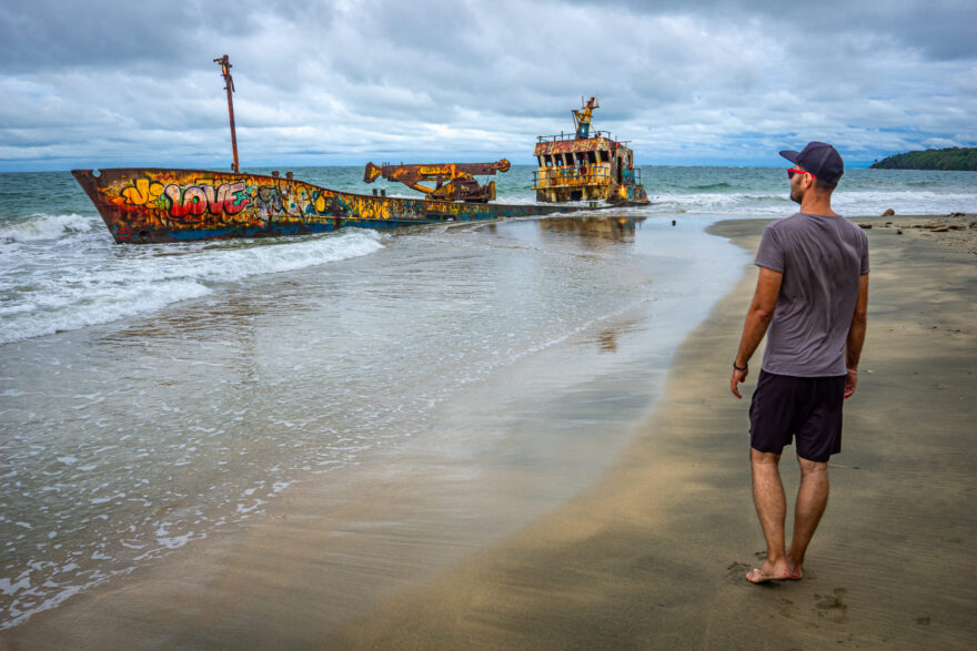 Jako milovník URBEXu si nenechám ujít šanci vidět něco opuštěného. tato loď ztroskotala na karibském pobřeží Kostariky.