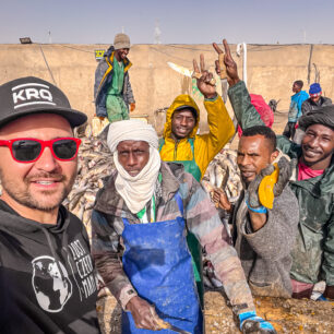 Z chlapíků, kteří celý den vyřezávají vnitřnosti z ryb v přístavu Nuadhibú v Mauretánii se vyklubali velmi přátelští lidé.