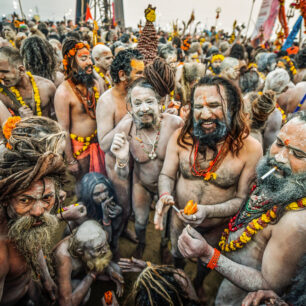 Sádhuové se řadí do zástupu, který z obou stran obklopují indičtí policisté s dřevěnými holemi v rukou, aby razili cestu a rozháněli davy přihlížejících. Průvod se dává do pohybu. Občas zastaví, a to je vhodná chvíle na pokouření. Nágové zapalují své hliněné fajfky čilamy napěchované tabákem, někdy i marihuanou či hašišem. Jsou to asketi, kteří se zřekli sexu, rodinného života i alkoholu, ale kouření ne. Je prý božského původu a propojuje je s jejich bohy.