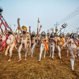 Průvod Naga Sadhus se blíží k soutoku řeky Gangy a Jamuny v místě zvaném Sangam. Euforie vrcholí. Svatí muži se rozbíhají ke skoku do vod posvátné řeky, aby vykonali rituální koupel.