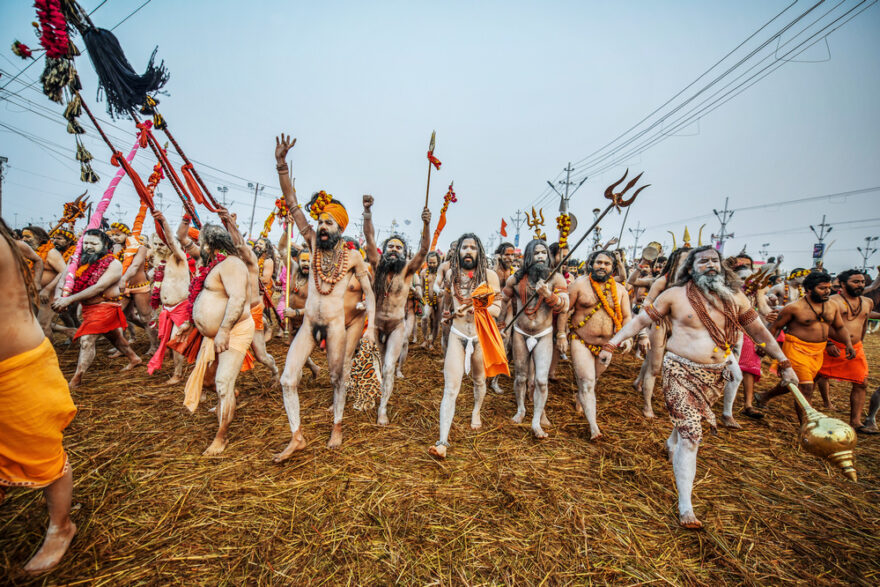 Průvod Naga Sadhus se blíží k soutoku řeky Gangy a Jamuny v místě zvaném Sangam. Euforie vrcholí. Svatí muži se rozbíhají ke skoku do vod posvátné řeky, aby vykonali rituální koupel.