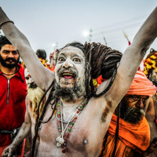 Průvod Naga Sadhus se blíží k soutoku řeky Gangy a Jamuny v místě zvaném Sangam. Euforie vrcholí. Svatí muži se rozbíhají ke skoku do vod posvátné řeky, aby vykonali rituální koupel.